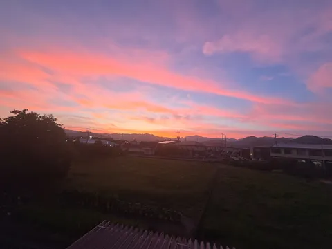 夕暮れの空に街の影