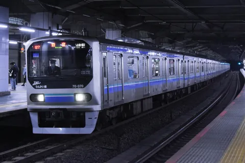 静寂の駅に滑り込む銀色列車