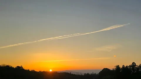 飛行機雲と夕焼けのコントラスト