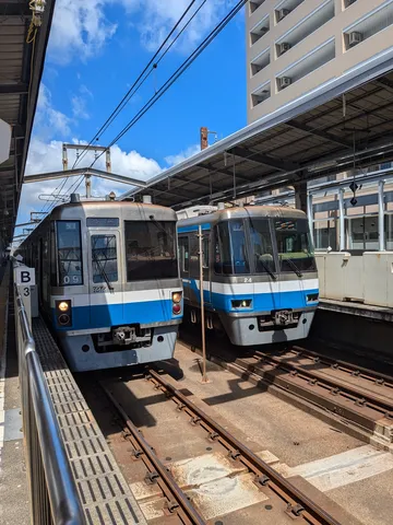 青と白の列車、二つの表情