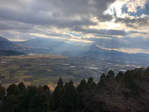 天からの光、山々へと続く大地