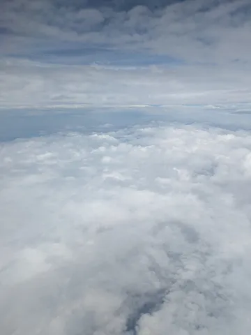 大空を彩る雲の層