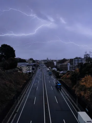 稲妻と高速道路、嵐の予感