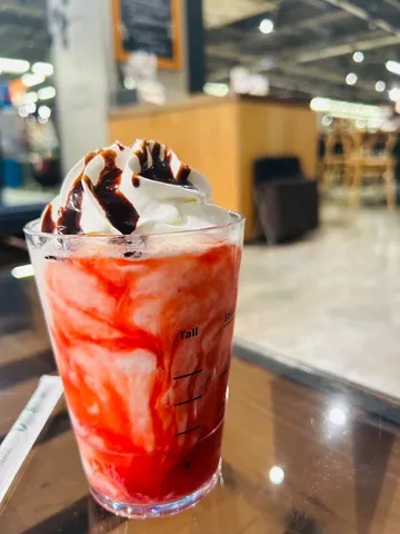 ストロベリーフラペチーノとチョコレートソースの誘惑