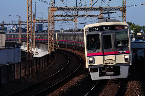 躍動感あふれるカーブの電車
