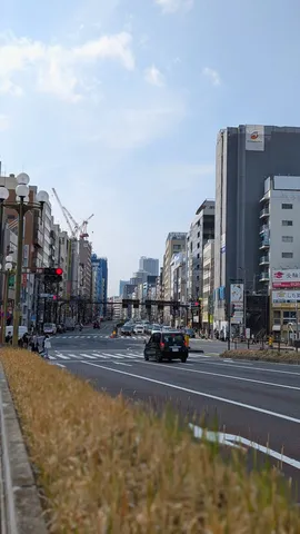 都会の朝の交差点