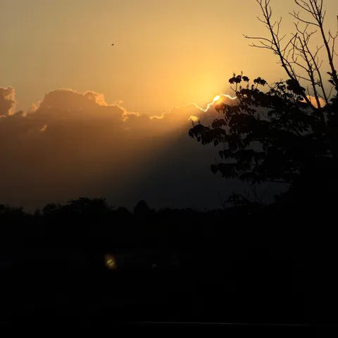 夕暮れに染まる雲の隙間
