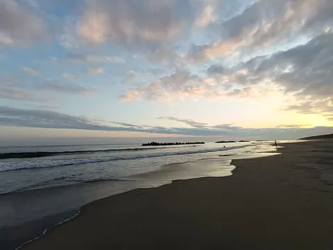 黄昏時の穏やかな海岸
