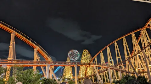 煌めく夜の軌道と花火