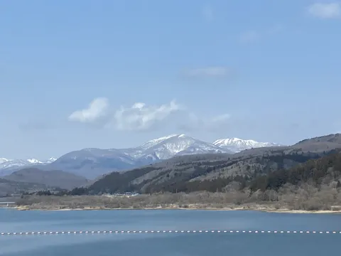 青空と雪山が映える湖畔の景色