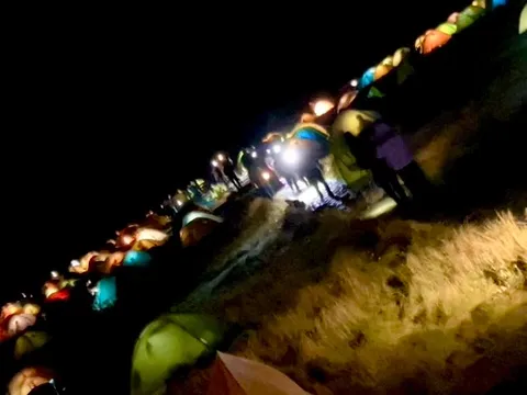 夜の帳を縫うキャンプ列