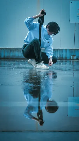 水面に揺れる青い影