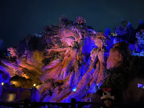 夜の幻想的な岩山
