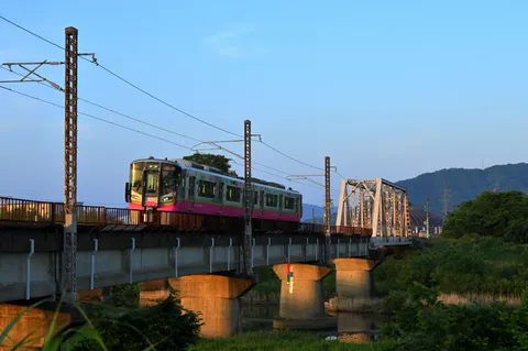 夕暮れの鉄路を駆ける列車