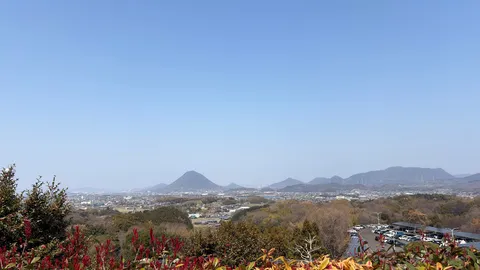 山々が連なる街並み、視線の先には広がる青空