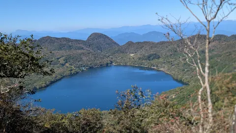 青を映す山間の湖