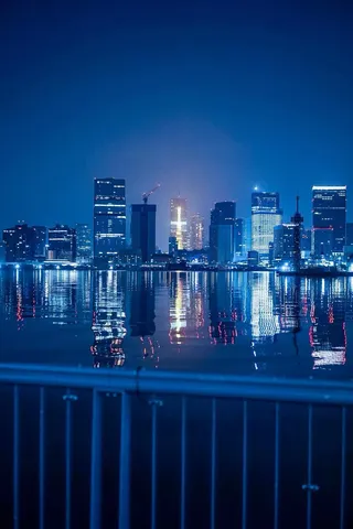 青い夜景の水鏡