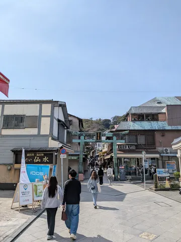 鳥居をくぐる街並みの賑わい