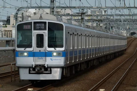 きらめく車体の通勤列車