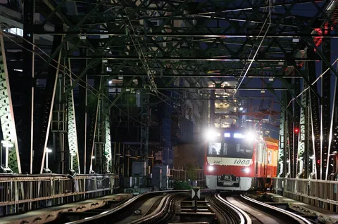 夜の鉄路を駆ける光