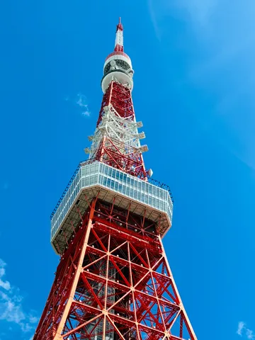 青空に映える赤白の鉄塔