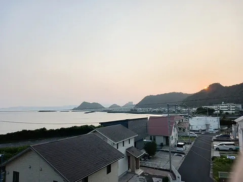 潮風と丘の住宅街、夕暮れの風景