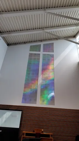 虹色の光が交差する空間