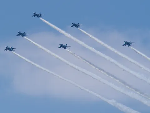 空を彩る蒼き翼