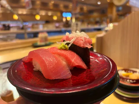 赤身の瞬間を運ぶ皿
