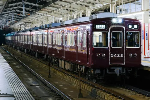 夜の駅に佇むマルーン