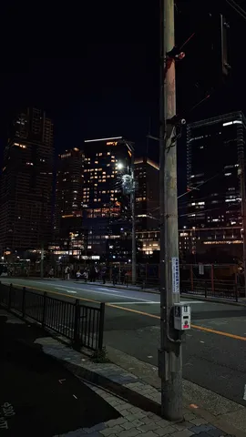 都市の灯り、夜の静寂