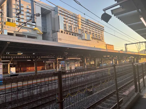 黄昏の駅と線路の影