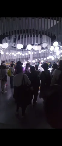幻想的な光の空間に包まれて