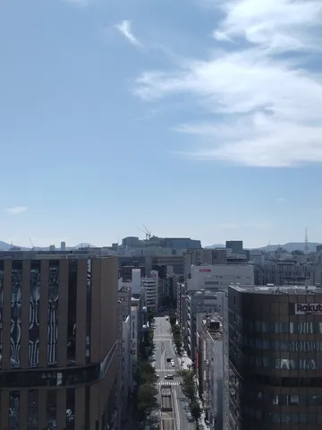ビル群と青空の拍手