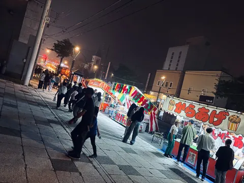 夜の喧騒、からあげの引力