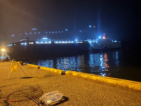 夜の港に佇む巨大な船