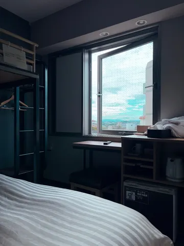 窓辺に広がる静かな光