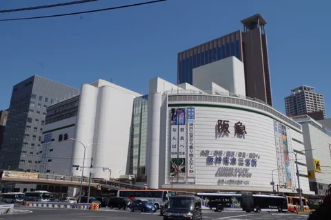 都会の空と駅前の賑わい