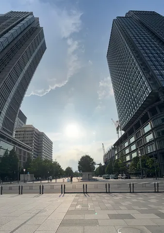 高層の間に光の道