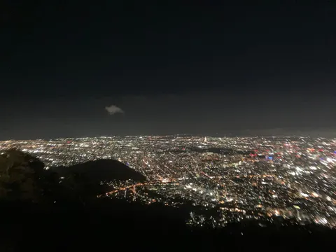 夜景に浮かぶ、小さな希望