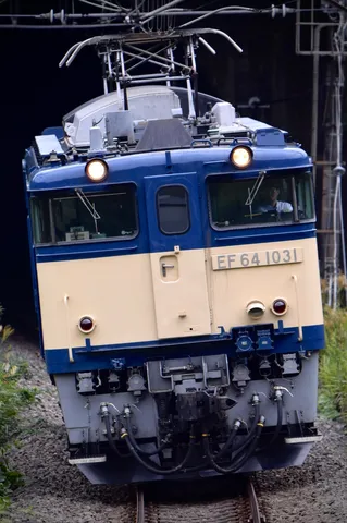 レールを照らす機関車の瞳