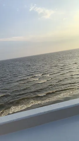 穏やかな水面と空の境界線