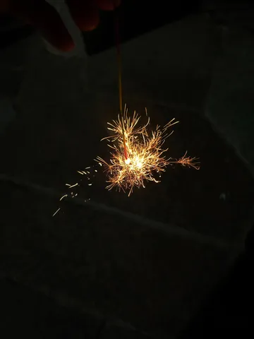 闇夜に咲く、火花のかけら
