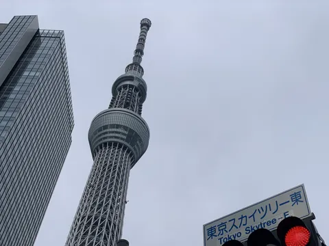 都会の空へ伸びるスカイツリー