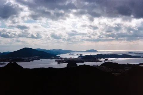潮騒と影の海景色