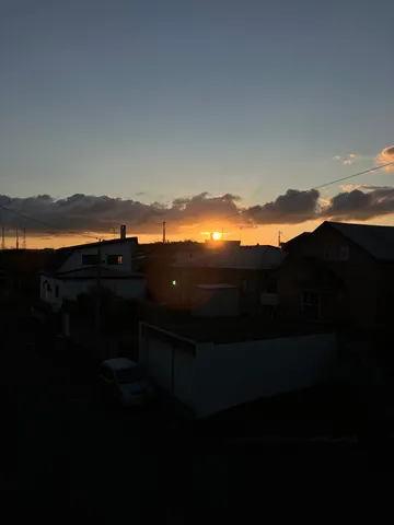 夕暮れの灯火、静かな町の光景