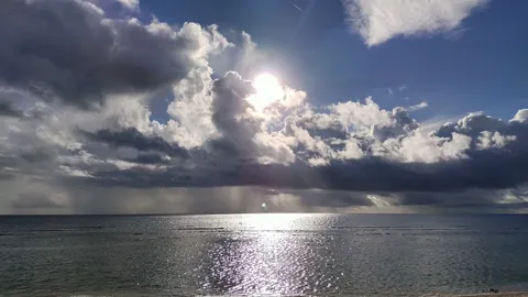 静寂に太陽が射し込む海