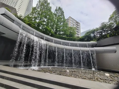 都会のオアシス、水のカーテン