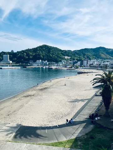 穏やかな海辺の街並み