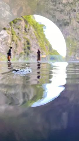 水面に映る、光への道